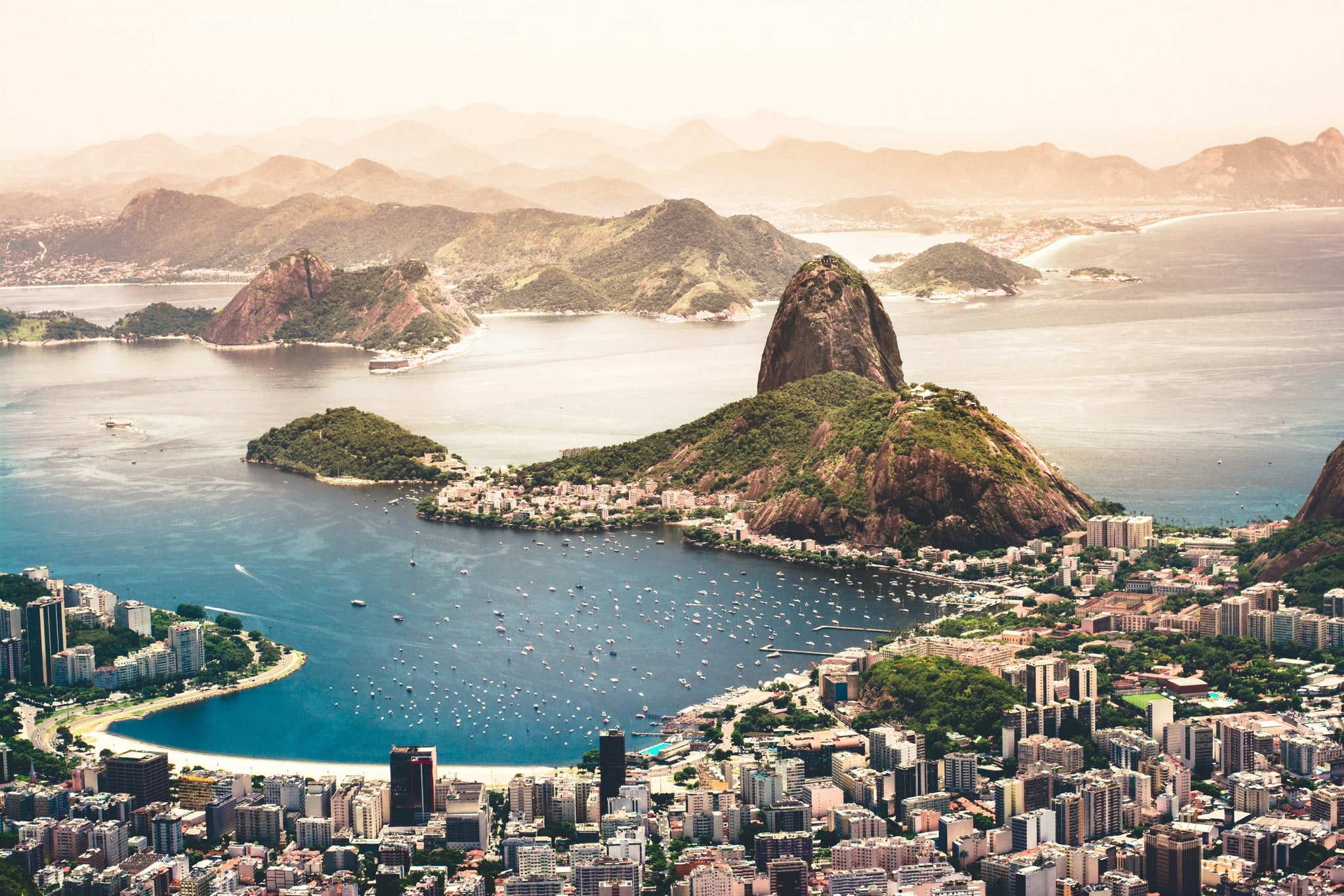 Vista aérea de las montañas y el mar de Río de Janeiro en 4K