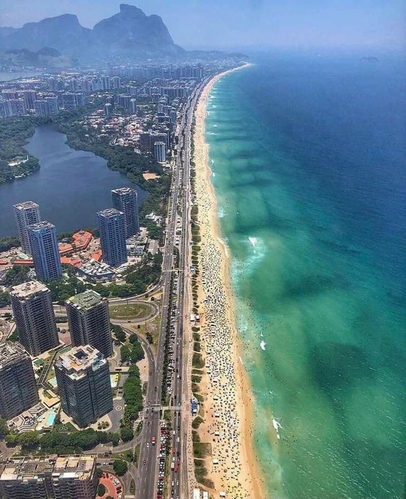 Playa tropical con mar turquesa
